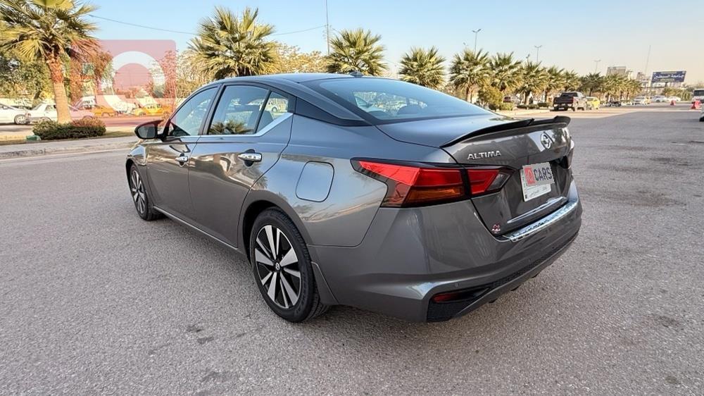 نيسان ألتيما